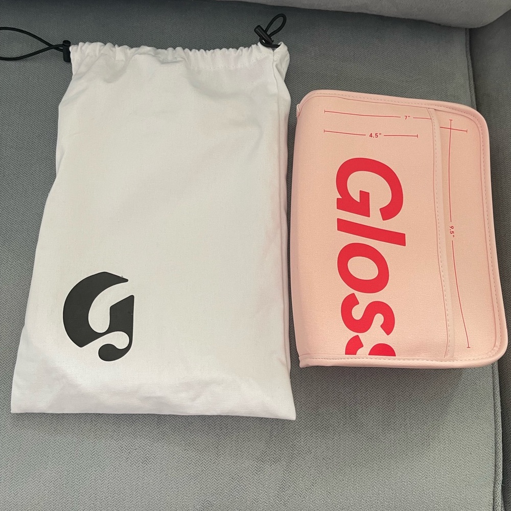 GLOSSIER - LIKE NEW! MAKEUP BAG WITH DUST BAG
